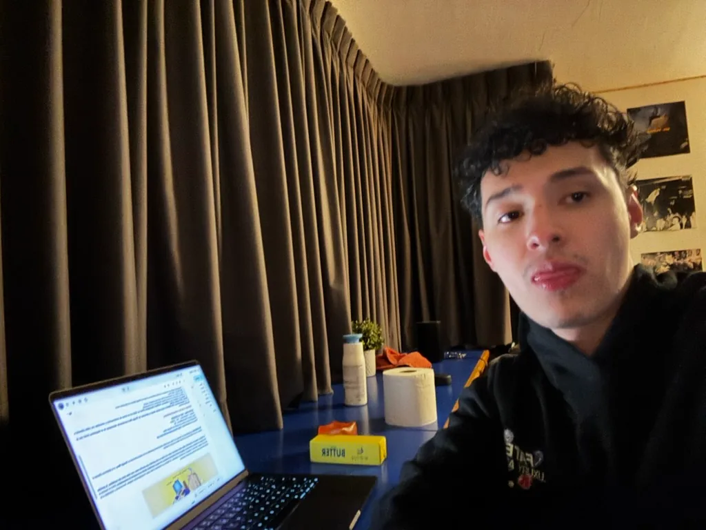 Tiago trabajando con su laptop